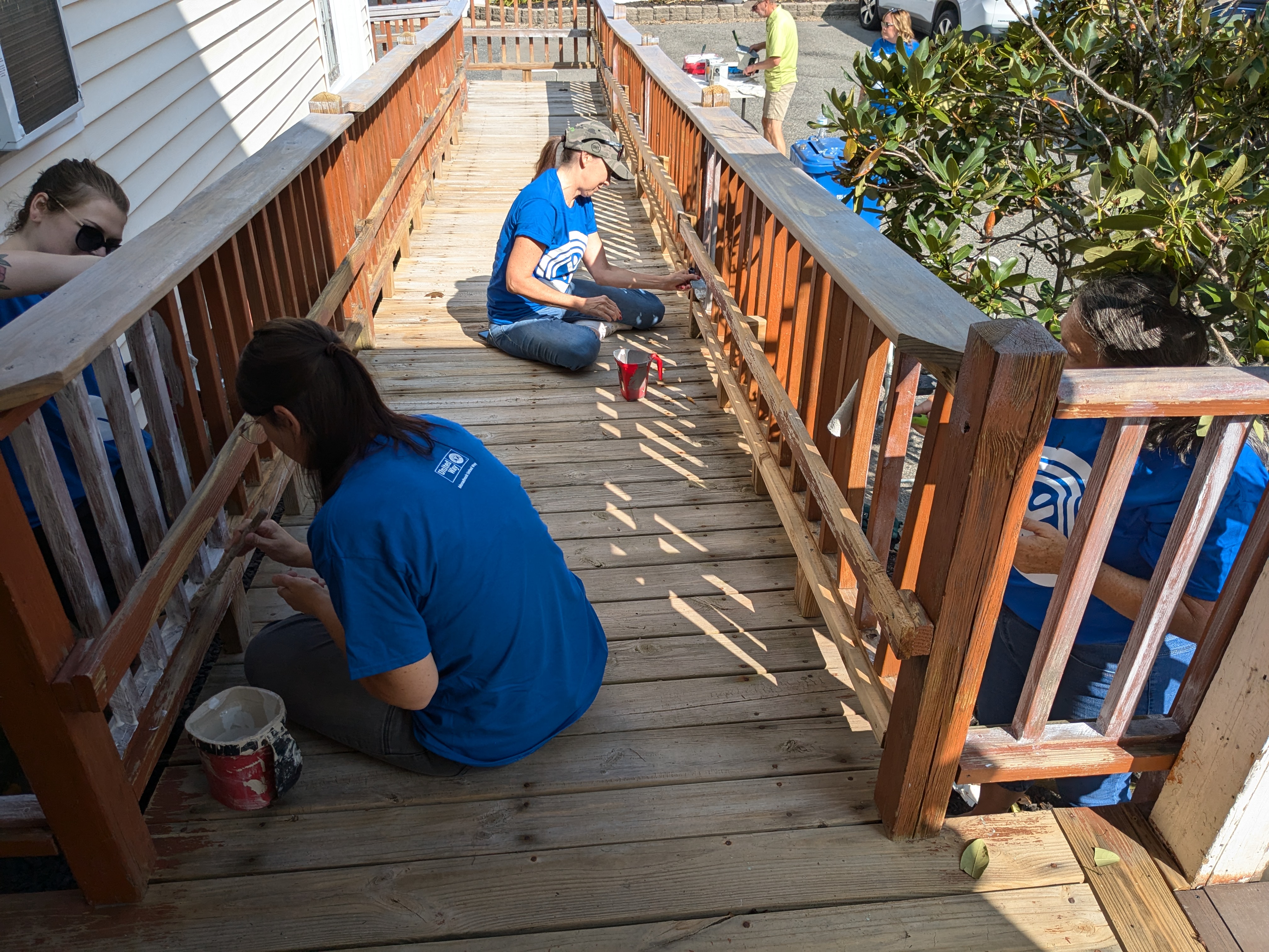 volunteers paint the ramp at MUW